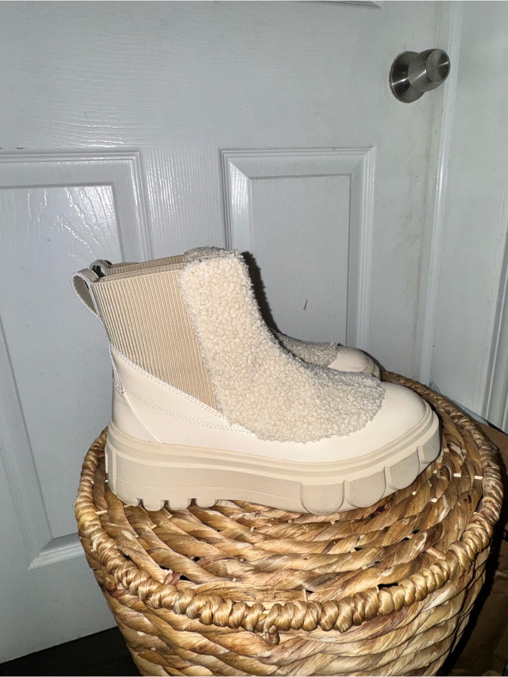 These are the Sorel Caribou x Chelsea Cozy Boots in the Bleached Ceramic/Oatmeal
